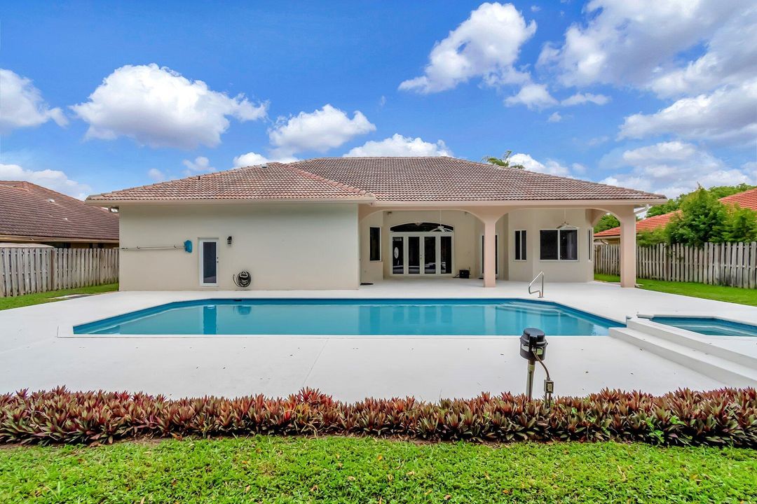 For Sale: $900,000 (4 beds, 3 baths, 2942 Square Feet)