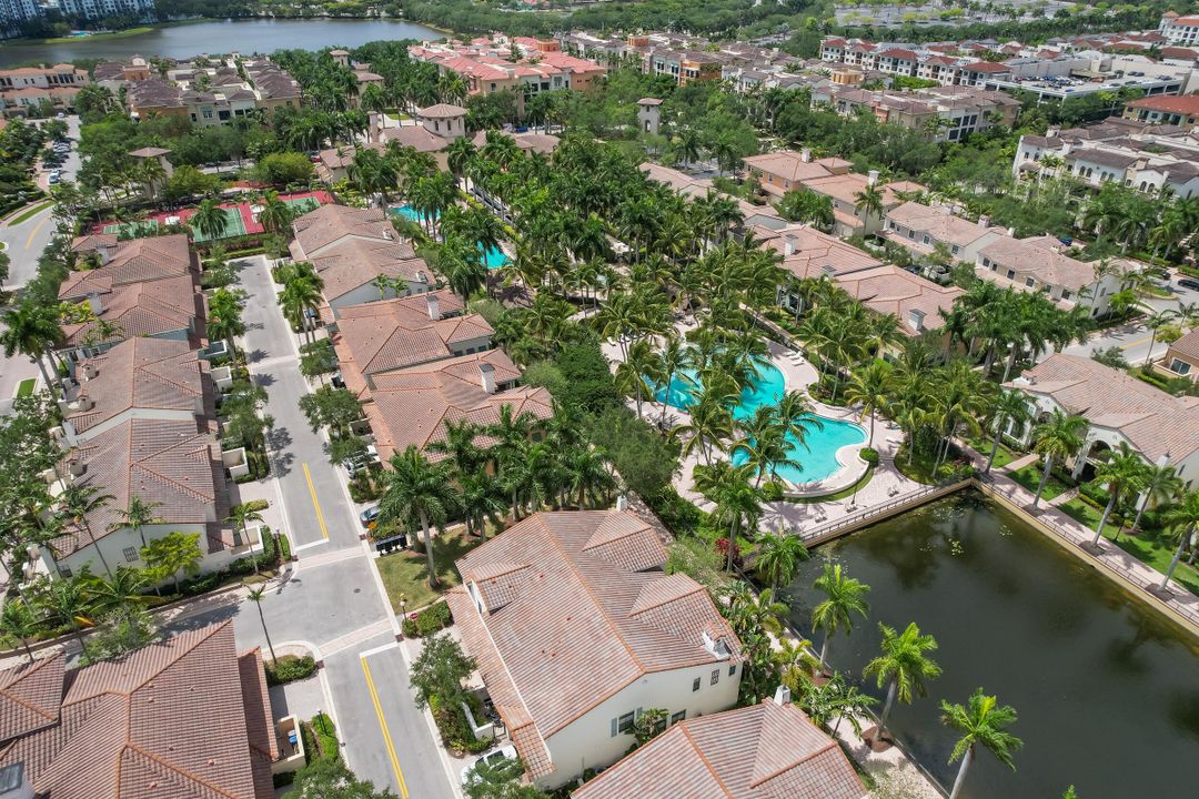 Activo con contrato: $4,600 (3 camas, 3 baños, 2907 Pies cuadrados)