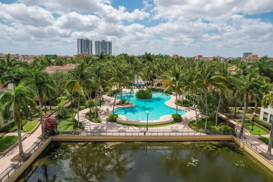 Activo con contrato: $4,600 (3 camas, 3 baños, 2907 Pies cuadrados)