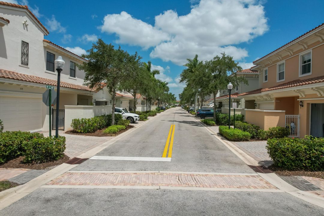 Activo con contrato: $4,600 (3 camas, 3 baños, 2907 Pies cuadrados)