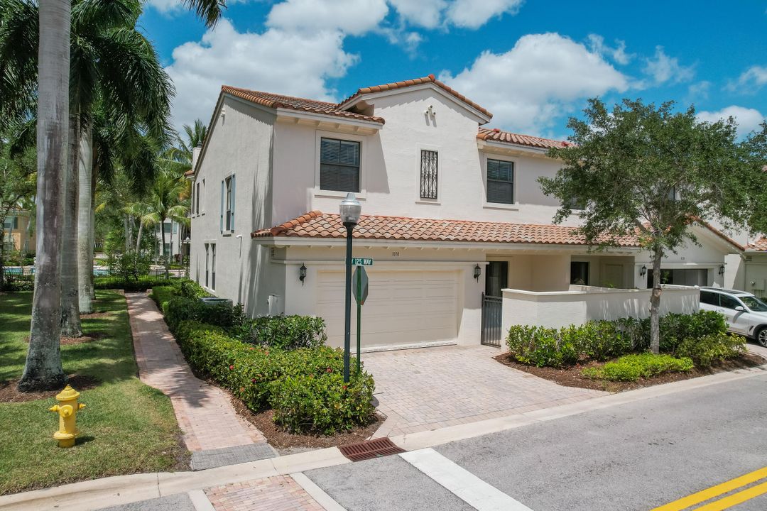 Activo con contrato: $4,600 (3 camas, 3 baños, 2907 Pies cuadrados)