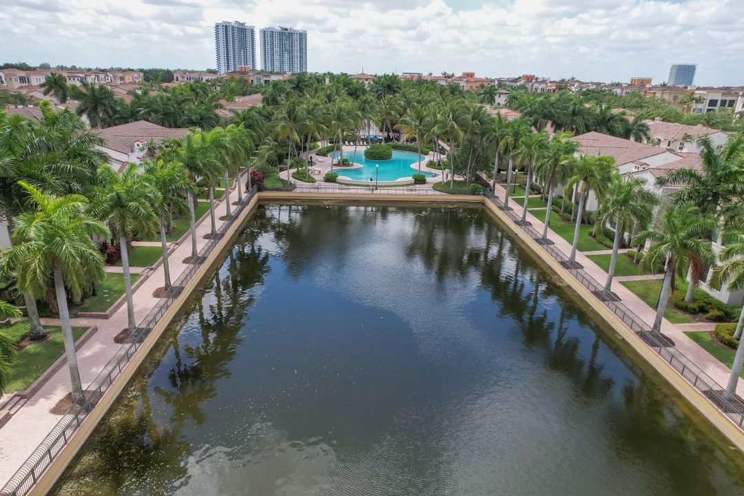 Activo con contrato: $4,600 (3 camas, 3 baños, 2907 Pies cuadrados)