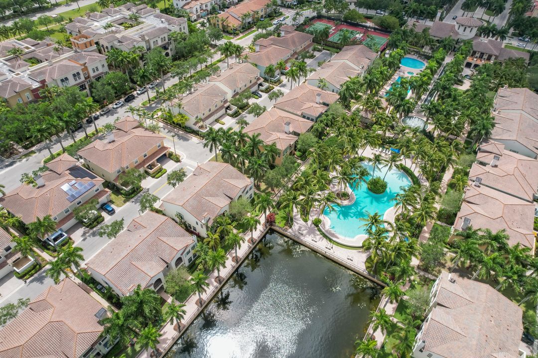 Activo con contrato: $4,600 (3 camas, 3 baños, 2907 Pies cuadrados)