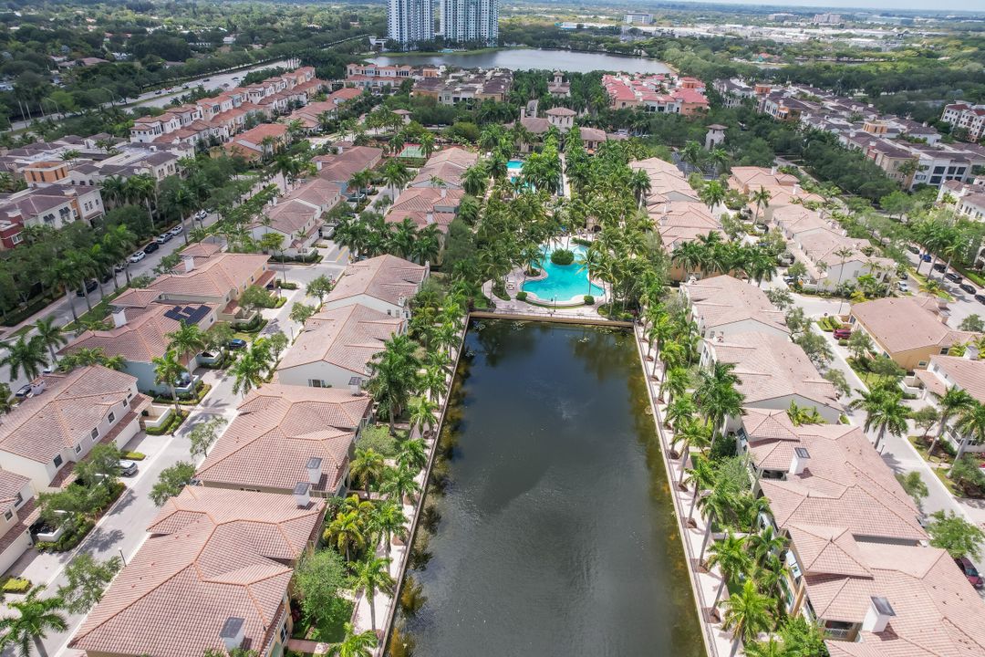 Activo con contrato: $4,600 (3 camas, 3 baños, 2907 Pies cuadrados)