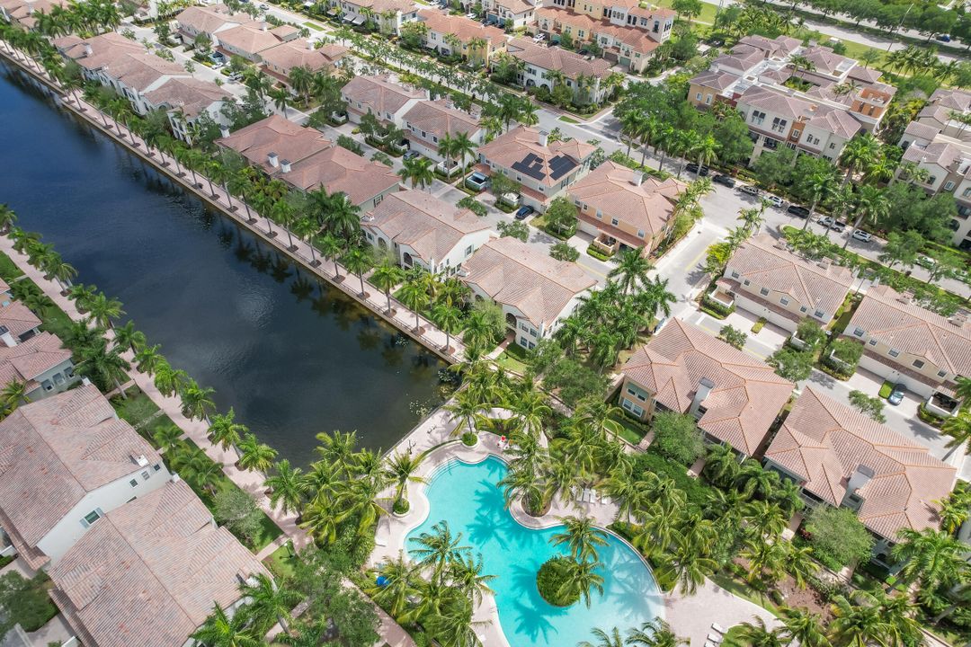 Activo con contrato: $4,600 (3 camas, 3 baños, 2907 Pies cuadrados)