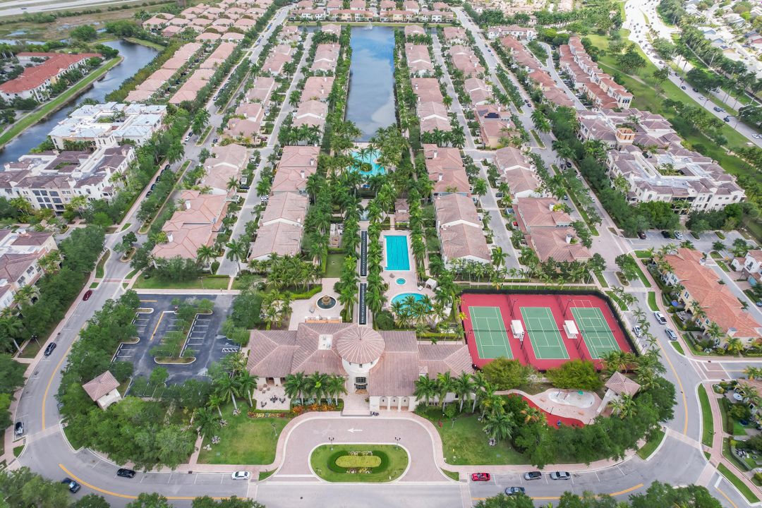 Activo con contrato: $4,600 (3 camas, 3 baños, 2907 Pies cuadrados)