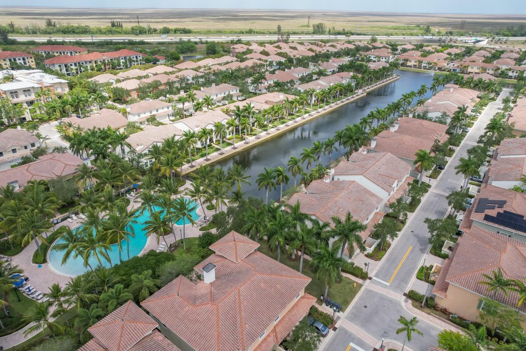 Activo con contrato: $4,600 (3 camas, 3 baños, 2907 Pies cuadrados)