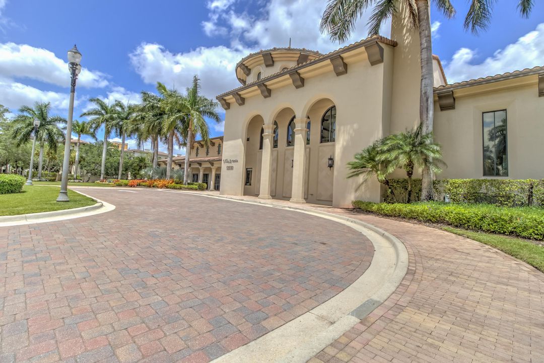 Activo con contrato: $4,600 (3 camas, 3 baños, 2907 Pies cuadrados)