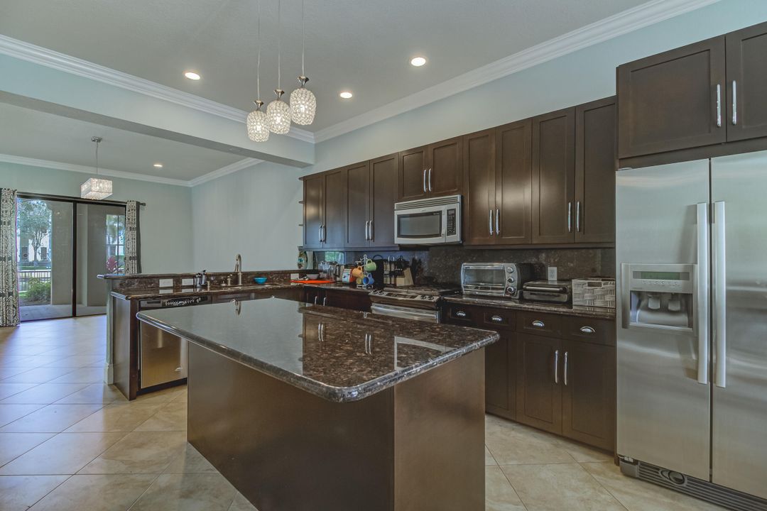 Activo con contrato: $4,600 (3 camas, 3 baños, 2907 Pies cuadrados)