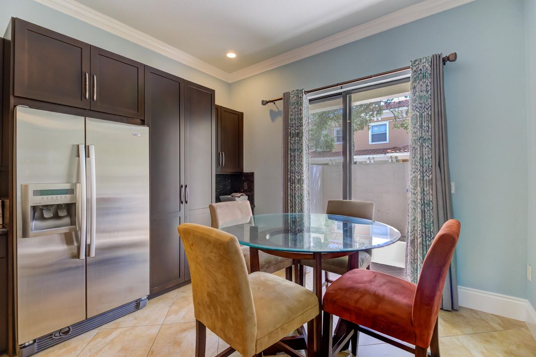 Activo con contrato: $4,600 (3 camas, 3 baños, 2907 Pies cuadrados)