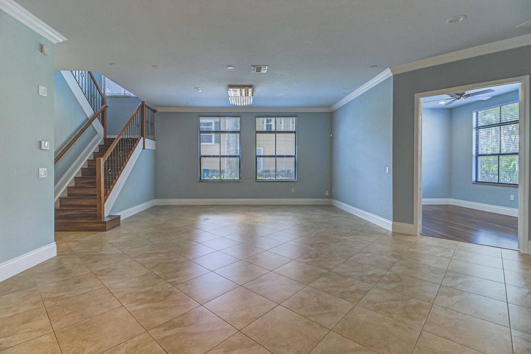 Activo con contrato: $4,600 (3 camas, 3 baños, 2907 Pies cuadrados)