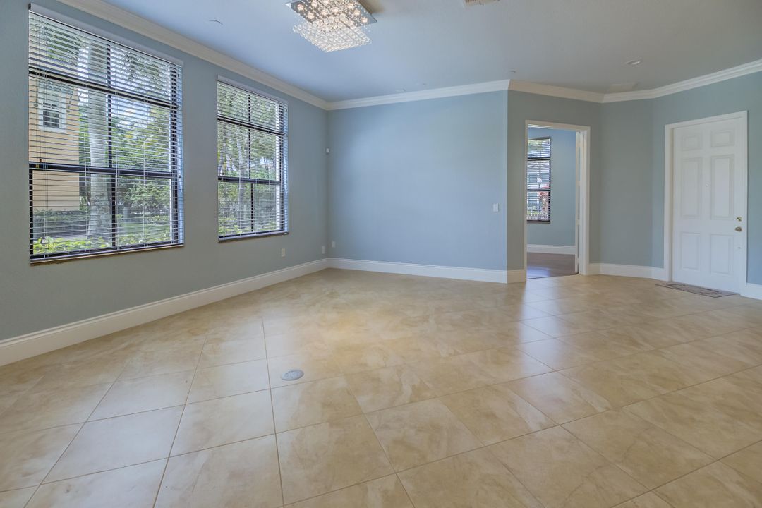 Activo con contrato: $4,600 (3 camas, 3 baños, 2907 Pies cuadrados)