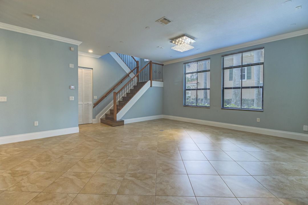 Activo con contrato: $4,600 (3 camas, 3 baños, 2907 Pies cuadrados)