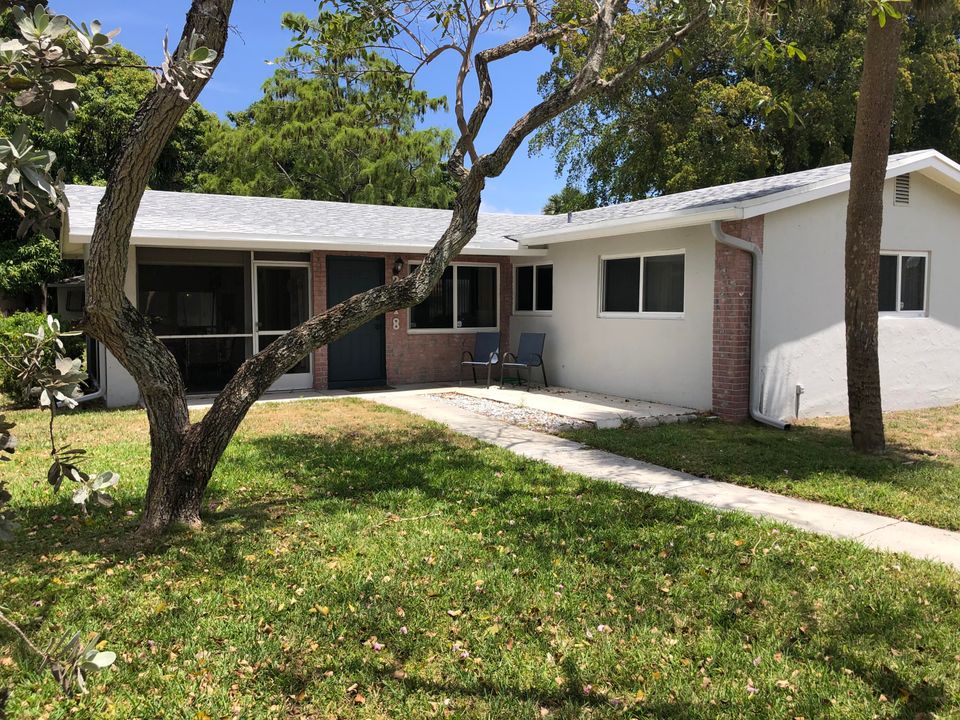 Active With Contract: $235,000 (2 beds, 1 baths, 1038 Square Feet)