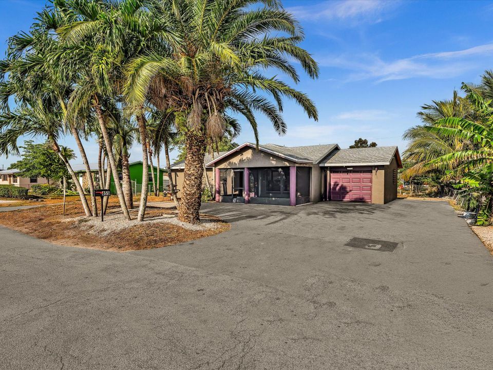 For Sale: $325,000 (4 beds, 3 baths, 2352 Square Feet)