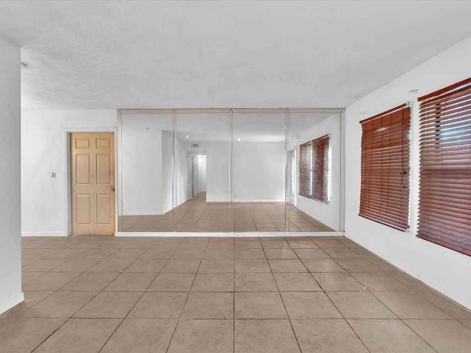 For Sale: $325,000 (4 beds, 3 baths, 2352 Square Feet)