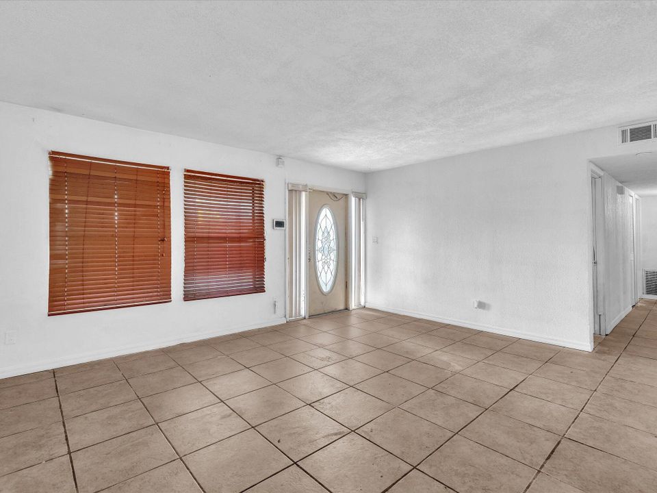 For Sale: $325,000 (4 beds, 3 baths, 2352 Square Feet)