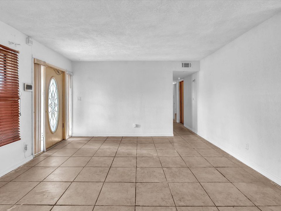 For Sale: $325,000 (4 beds, 3 baths, 2352 Square Feet)