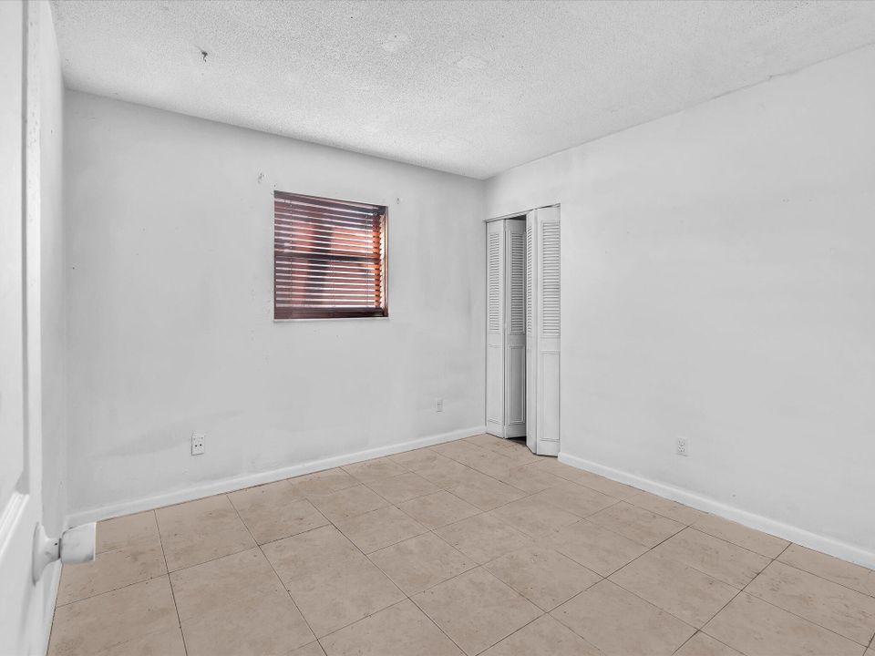 For Sale: $325,000 (4 beds, 3 baths, 2352 Square Feet)