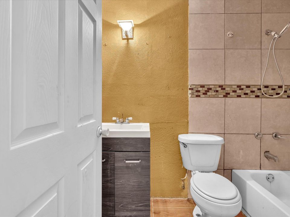 For Sale: $325,000 (4 beds, 3 baths, 2352 Square Feet)