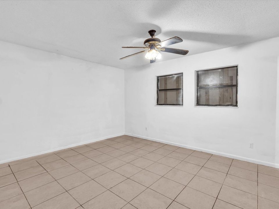 For Sale: $325,000 (4 beds, 3 baths, 2352 Square Feet)