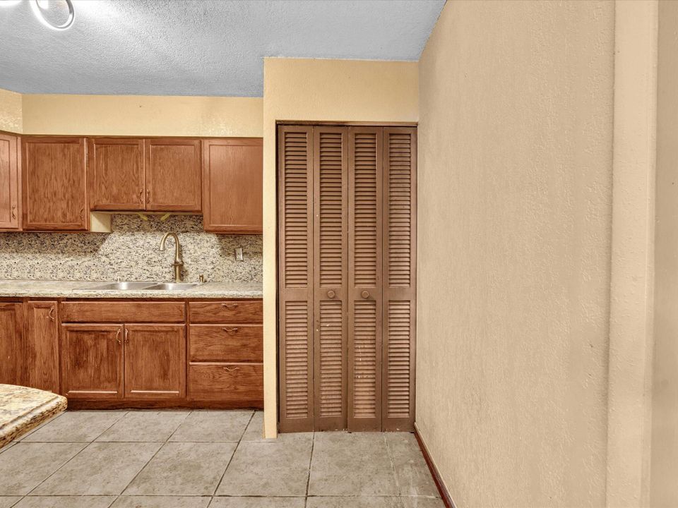 For Sale: $325,000 (4 beds, 3 baths, 2352 Square Feet)