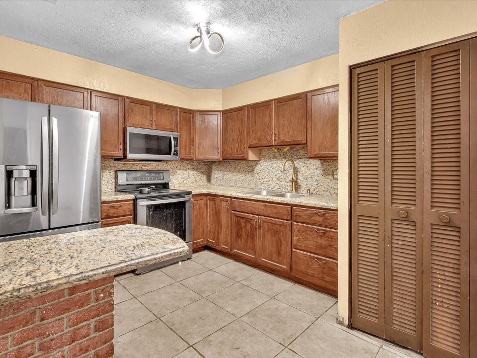 For Sale: $325,000 (4 beds, 3 baths, 2352 Square Feet)