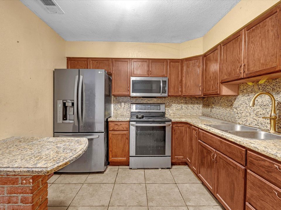 For Sale: $325,000 (4 beds, 3 baths, 2352 Square Feet)