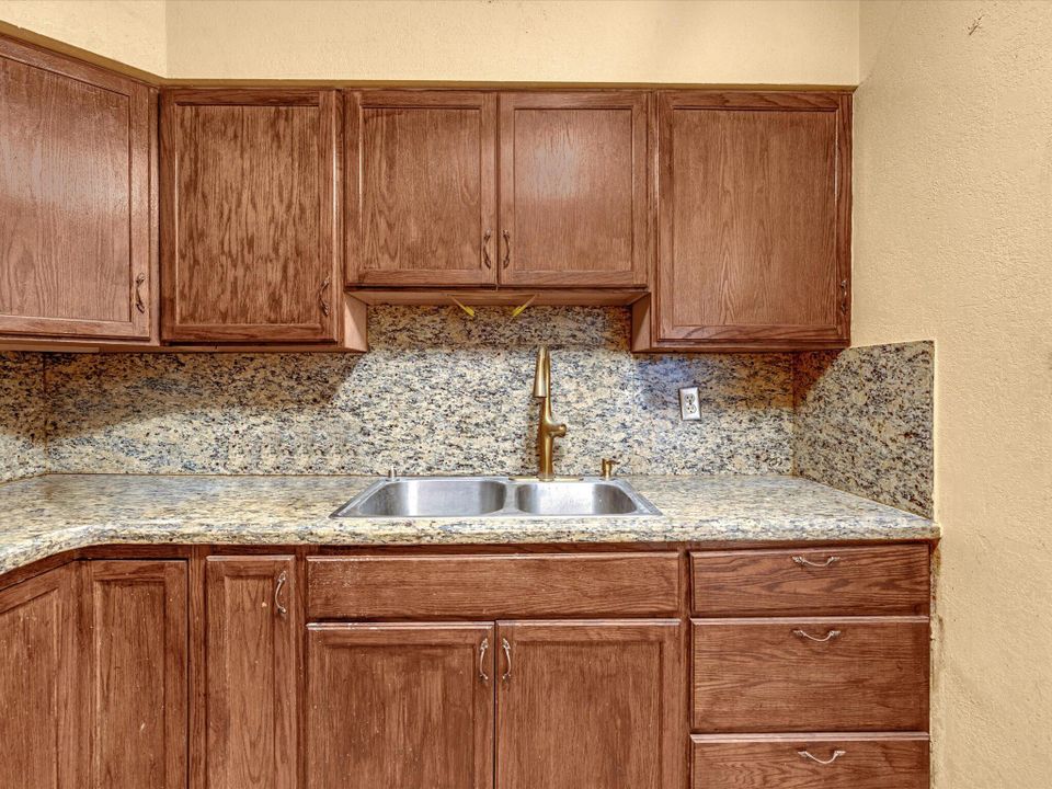 For Sale: $325,000 (4 beds, 3 baths, 2352 Square Feet)