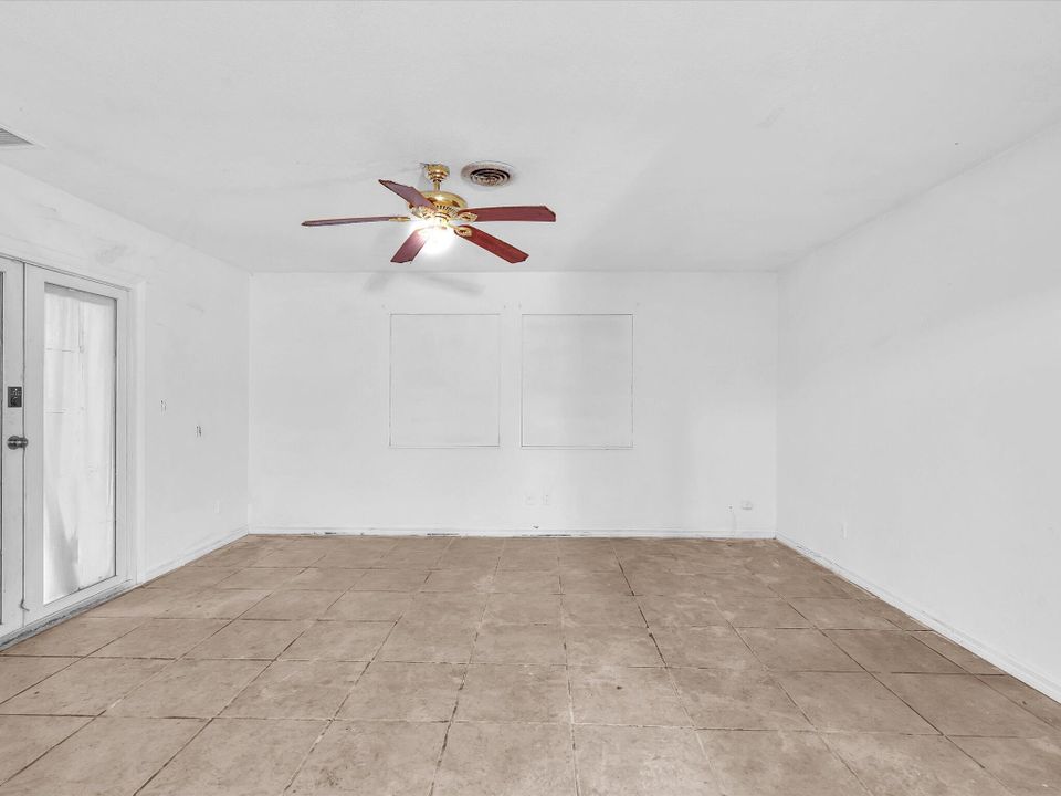 For Sale: $325,000 (4 beds, 3 baths, 2352 Square Feet)