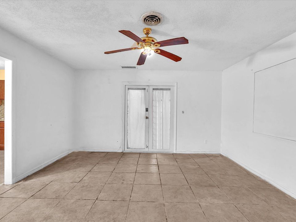 For Sale: $325,000 (4 beds, 3 baths, 2352 Square Feet)