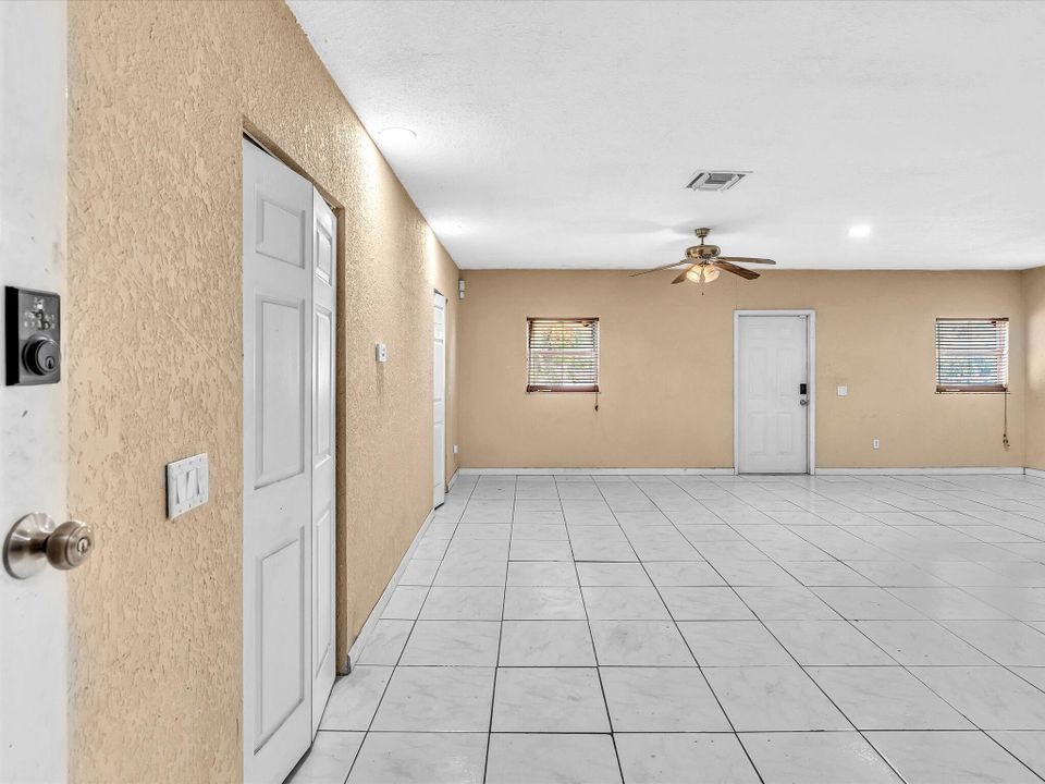 For Sale: $325,000 (4 beds, 3 baths, 2352 Square Feet)