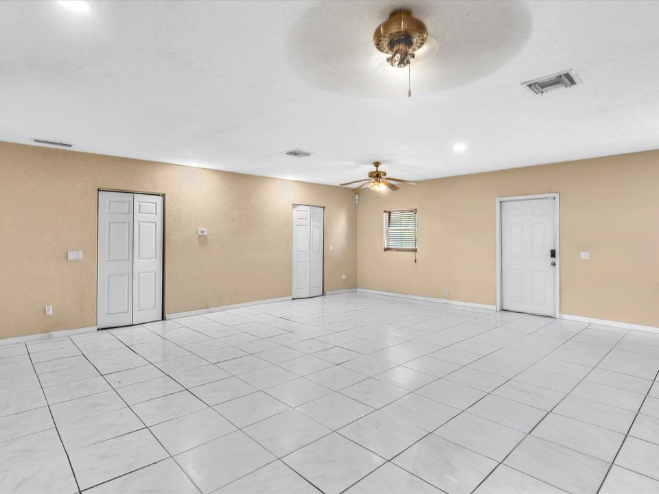 For Sale: $325,000 (4 beds, 3 baths, 2352 Square Feet)