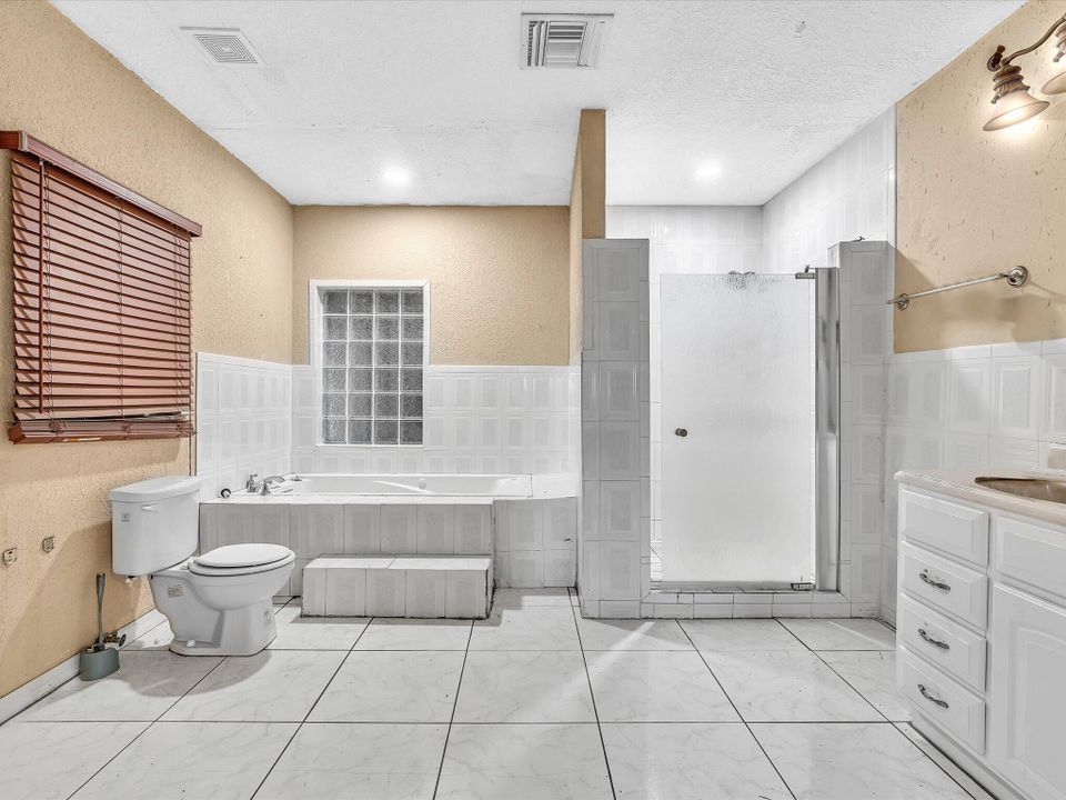 For Sale: $325,000 (4 beds, 3 baths, 2352 Square Feet)