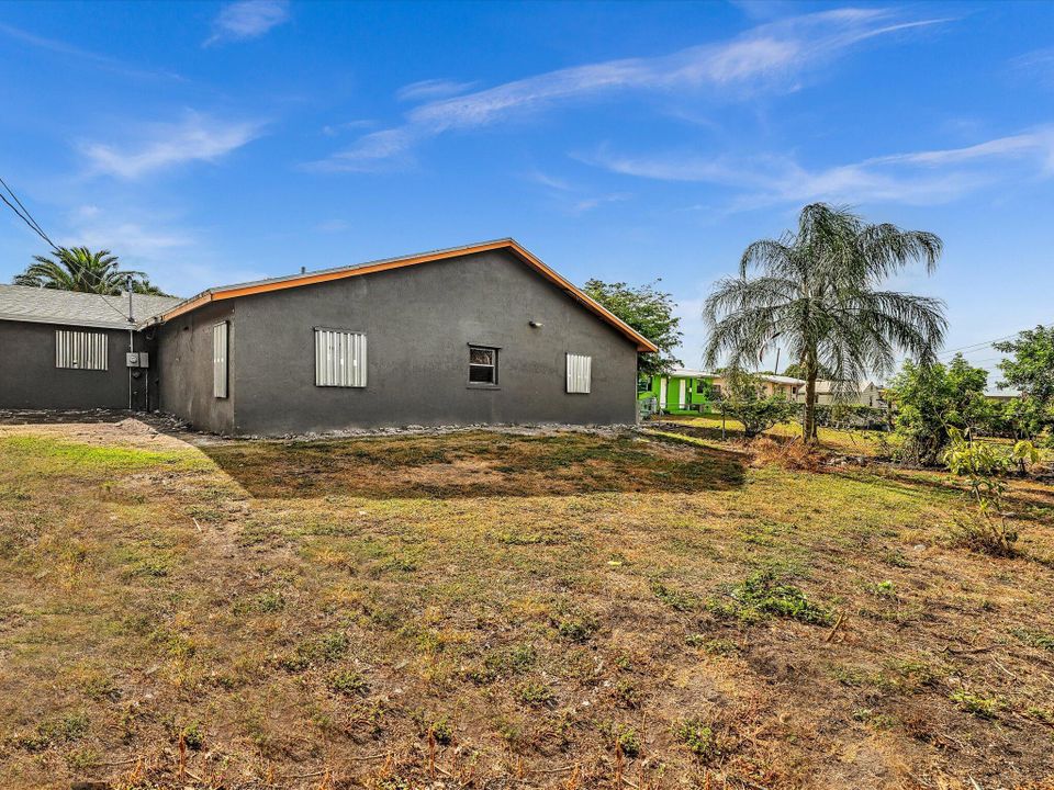 For Sale: $325,000 (4 beds, 3 baths, 2352 Square Feet)