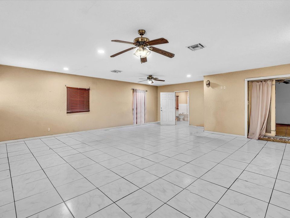 For Sale: $325,000 (4 beds, 3 baths, 2352 Square Feet)