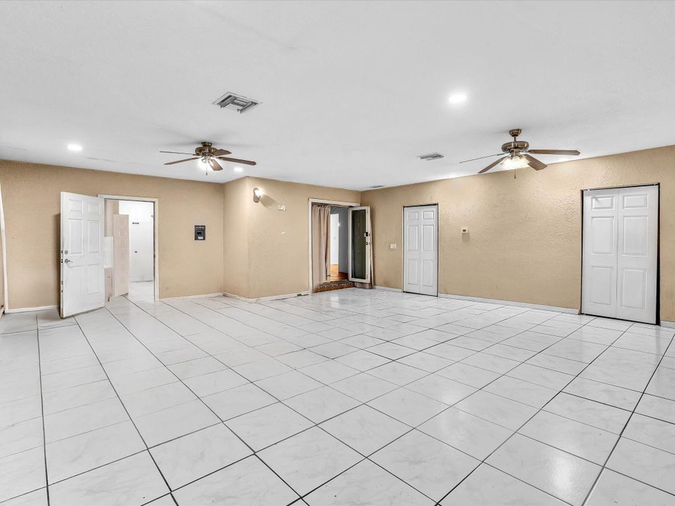 For Sale: $325,000 (4 beds, 3 baths, 2352 Square Feet)