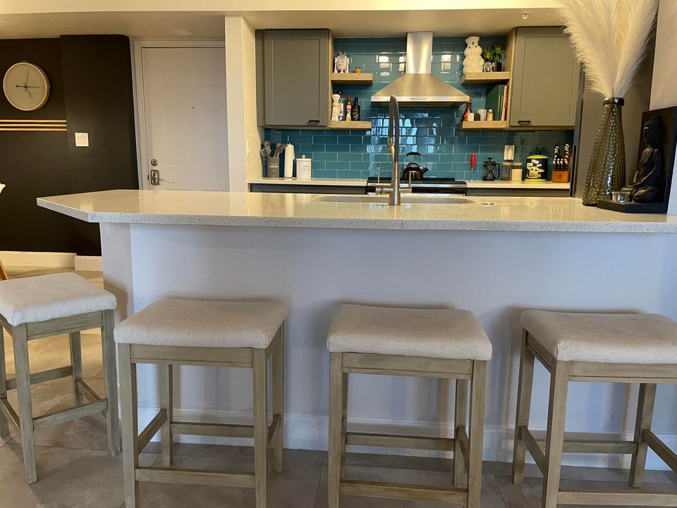 На продажу: $299,000 (2 спален, 1 ванн, 901 Квадратных фут)