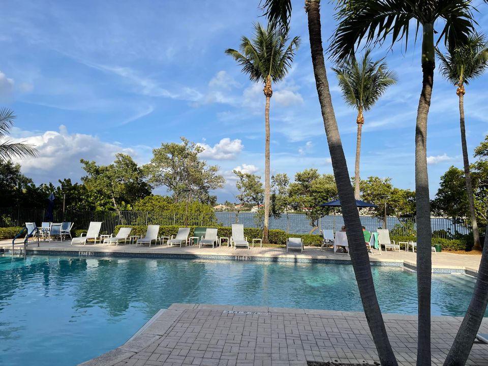 На продажу: $299,000 (2 спален, 1 ванн, 901 Квадратных фут)