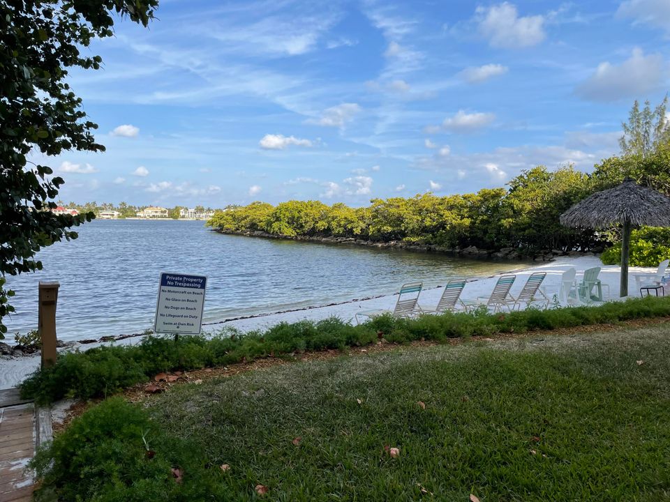 На продажу: $299,000 (2 спален, 1 ванн, 901 Квадратных фут)