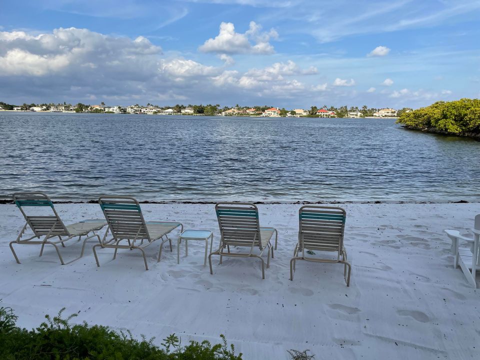 На продажу: $299,000 (2 спален, 1 ванн, 901 Квадратных фут)