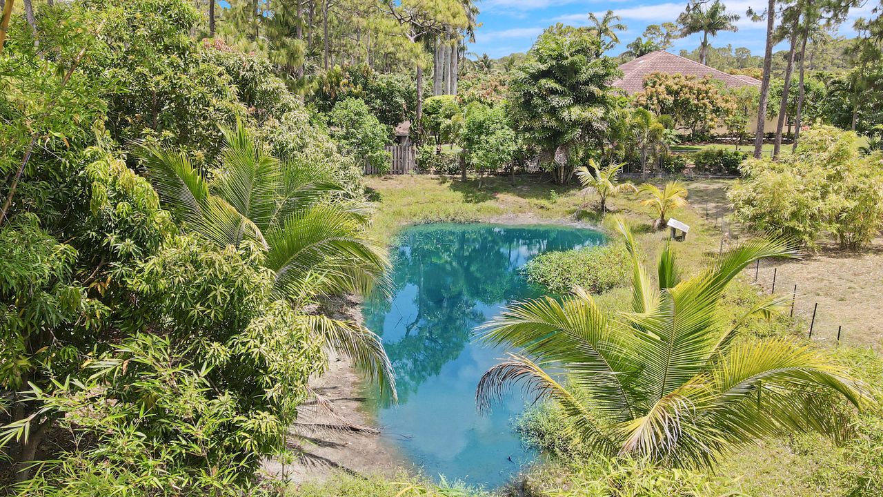 合同活跃: $670,000 (4 贝兹, 2 浴室, 1977 平方英尺)