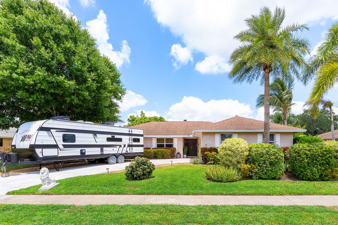 合同活跃: $549,000 (3 贝兹, 2 浴室, 1874 平方英尺)