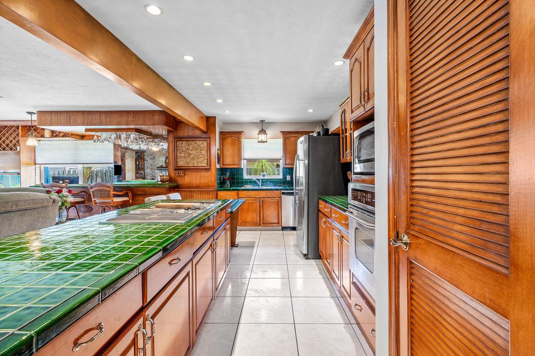 合同活跃: $549,000 (3 贝兹, 2 浴室, 1874 平方英尺)