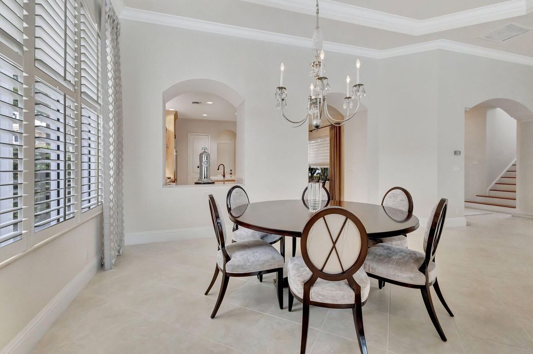 Под контрактом: $2,395,000 (4 спален, 5 ванн, 3872 Квадратных фут)