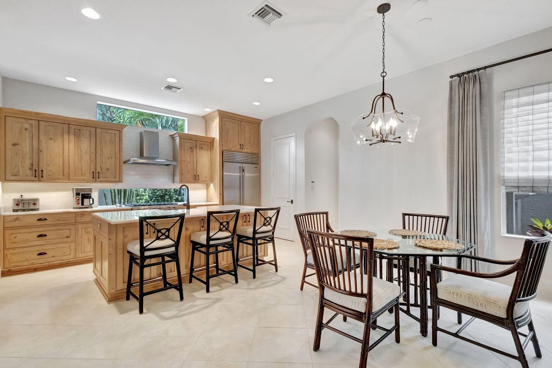 Под контрактом: $2,395,000 (4 спален, 5 ванн, 3872 Квадратных фут)