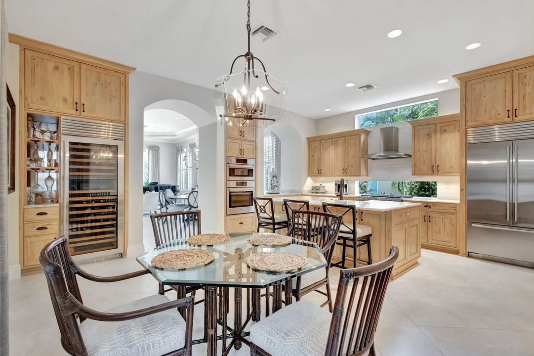 Под контрактом: $2,395,000 (4 спален, 5 ванн, 3872 Квадратных фут)