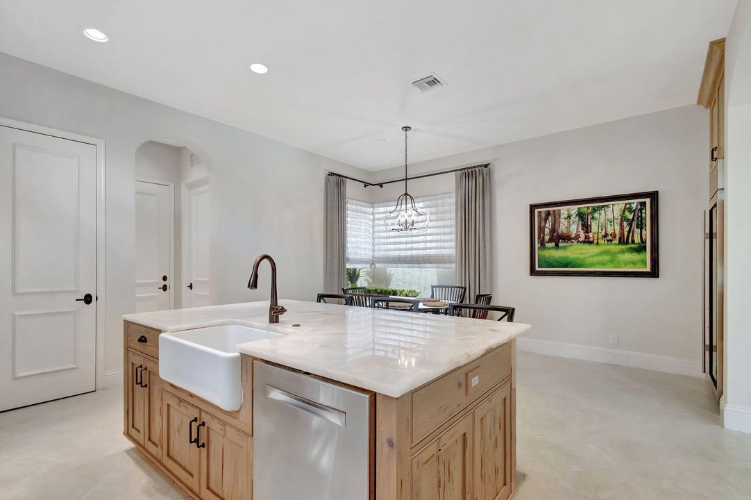 Под контрактом: $2,395,000 (4 спален, 5 ванн, 3872 Квадратных фут)