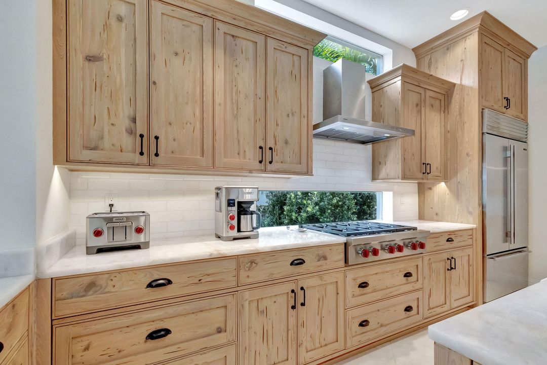 Под контрактом: $2,395,000 (4 спален, 5 ванн, 3872 Квадратных фут)