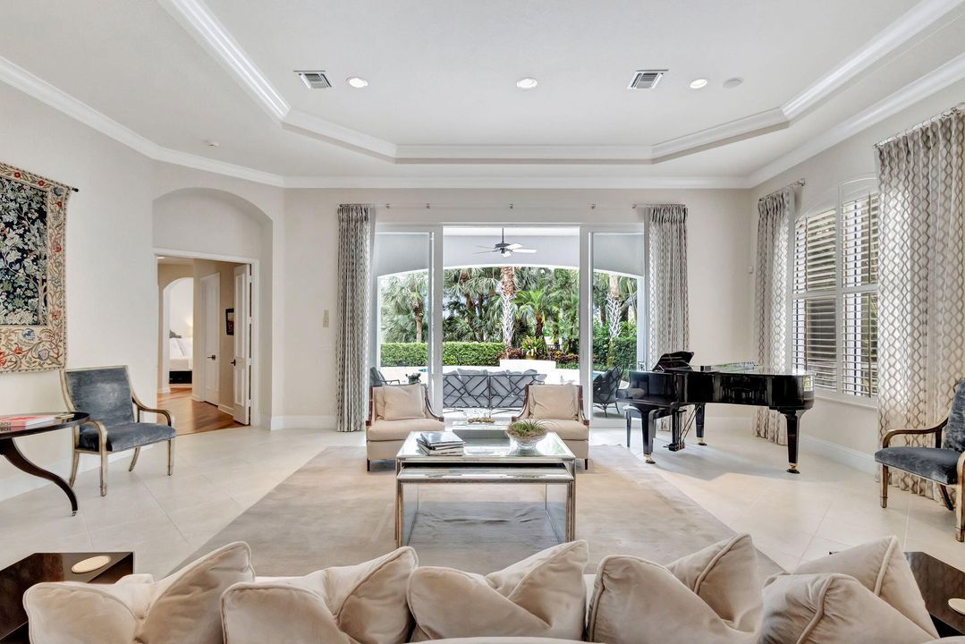 Под контрактом: $2,395,000 (4 спален, 5 ванн, 3872 Квадратных фут)